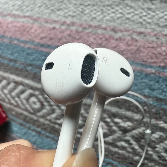 Apple Earphones with Remote and Mic for iPhone, iPod Touch, iPad (MB770G/A) - Picture 4 of 9